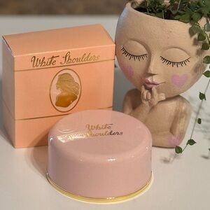 White Shoulders by Evyan Bath/Body Dusting Powder
2.6 oz
New in box
